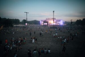 Público en un concierto al aire libre al atardecer